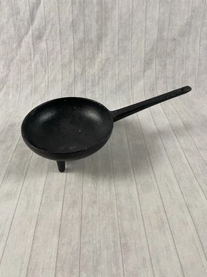 Vintage 5 3/8 Inch Black Cast-Metal 3 Leg Skillet Whatnot Reading PA Primitive - Image 1 of 3