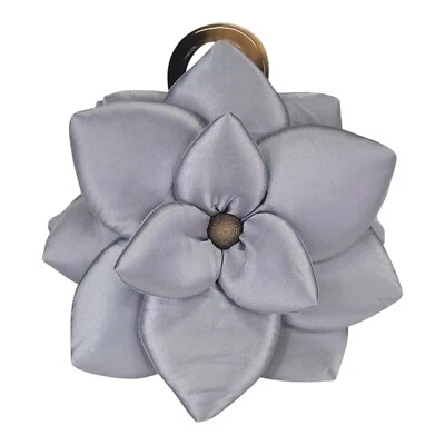 Lindo Monedero Mad by Design Flor de Loto de Seda Plata Novedad Bolso de Mano Caprichoso Glamour Foto 1 de 4