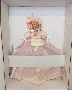 Tonner Mago de Oz 2006 "Embajador en Rosa" 16” Muñeca de Moda Vestida - Imagen 1 de 2