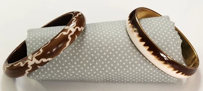 Juego de 2 Pulseras Brazalete Marrón Crema Esmalte Tallado Acrílico Diseño Indio Nativo Foto 1 de 4