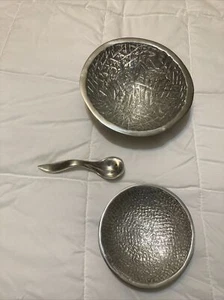 "PAAR MEXIKANISCHE ZINN MOLCAJETE SALSA SCHÜSSELN MIT LÖFFEL - 7-1/4"" & 5-1/8" - Bild 1 von 10