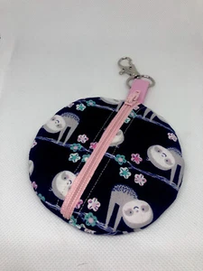 Round Coin Purse/Pacifier/ Earbuds/ Lobster Clasp/ Sloth, Pink, Blue - Foto 1 di 3