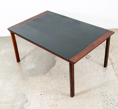 Mesa de centro moderna danesa de mediados de siglo tapa negra palo de rosa Hans Olsen rectangular Foto 1 de 4