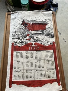 Calendario de tela de té de lino vintage 1967 puente cubierto niño perro pesca decoración del hogar - Imagen 1 de 11