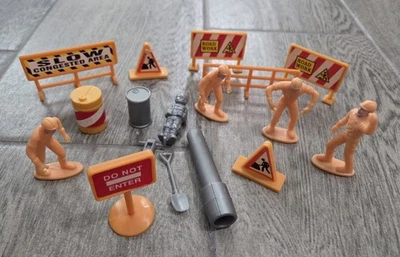 1:32 - 1:36 Scale Construction Play Figures & Signs  - Image 1 of 2