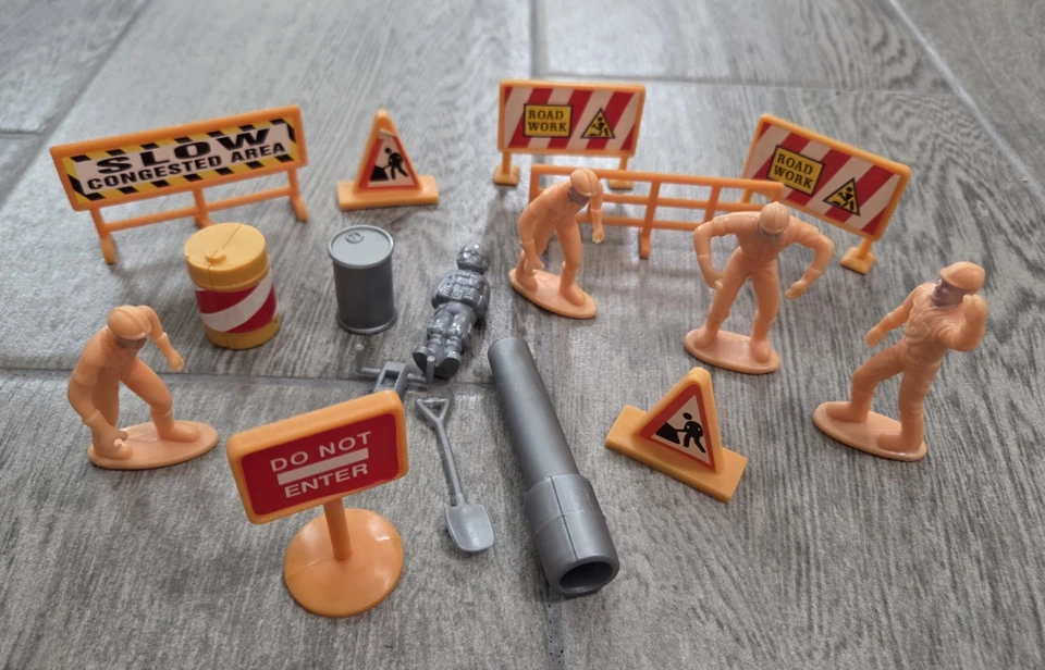 1:32 - 1:36 Scale Construction Play Figures & Signs  - Image 1 of 2