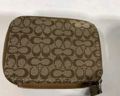 Estuche de Viaje Coach Caqui Camel Signature Lona Cuero Triple Pastillero Foto 1 de 3