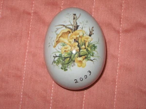 Huevo de cerámica decorativo con patrón de transferencia de bosque de setas Chantarelle 2003 - Imagen 1 de 7