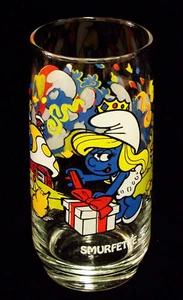 VINTAGE 1983 SMURFETTE SMURF COLORFUL GLASS 6" TALL - Imagen 1 de 3
