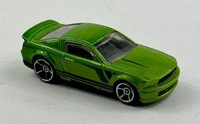 2013 Hot Wheels HW Showroom ' 07 Ford Mustang #229 зеленый - Бесплатная доставка HWL8 - Изображение 1 из 4