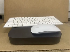 Apple Mac Mini (SSD 1 TB, Intel i5 8a generazione 4,10 GHz, 8 GB) con mouse e tastiera - Foto 1 di 4