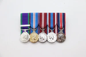 GSM NI, Queens Golden, Diamond, Platinum Jubilee And Coronation Miniature Medals - Foto 1 di 2