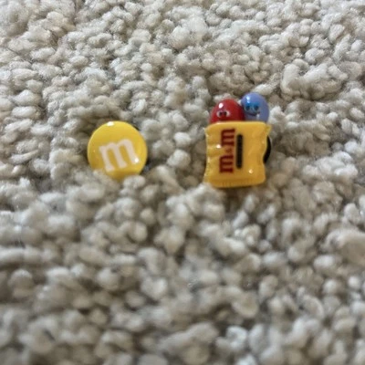 Dijes para zapatos/sandalias M&M, amarillo y bolso, juego de 2 piezas Foto 1 de 4