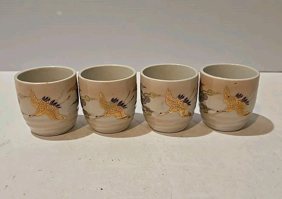 Juego de 4 tazas de té/sake de cerámica japonesa vintage pintadas a mano grúa en vuelo Foto 1 de 4