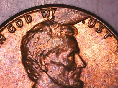 1982 Lincoln Cent Mint Error Obv Cud "GOD WE TRUST" Red, Nice Coin - Image 1 of 4