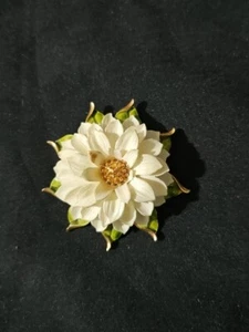 Vintage Signed Crown Trifari 3-D White Dahlia Plastic & Enamel Brooch Pin - Picture 1 of 17