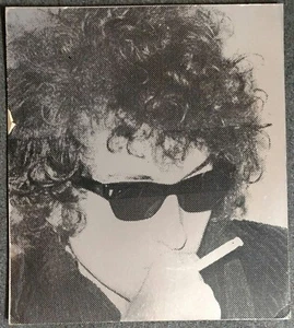Bob Dylan occhiali da sole e pellicola sigarette su cartone POSTER ORIGINALE ANNI 60 raro - Foto 1 di 1
