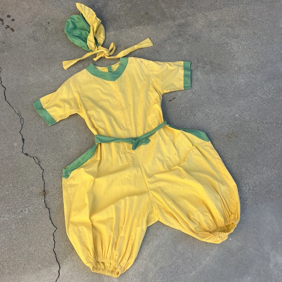 Traje de Juego Amarillo y Verde Vintage Años 30 Conjunto de Gimnasio Mameluco y Sombrero Madreperla Foto 1 de 4