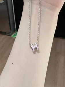 Collana con ciondolo Hermès Mini Pop H - Smalto rosa - Foto 1 di 3