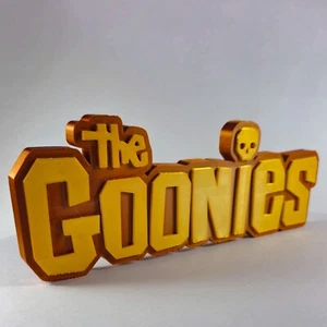 The Goonies Supporto Logo Film Stampato in 3D - Espositore Scaffale Anni 80 - Foto 1 di 4