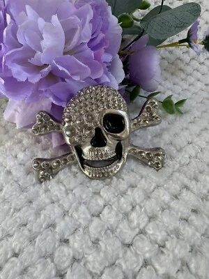 Винтажная металлическая серебристая пряжка для ремня с черепом и скрещенными костями с черными акцентами 4 дюйма x 3 дюйма - Изображение 1 из 4