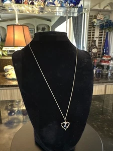 Ciondolo cuore in oro 10 carati con accento tanzanite taglio trilione 4 mm e diamante 1 grammo - Foto 1 di 23