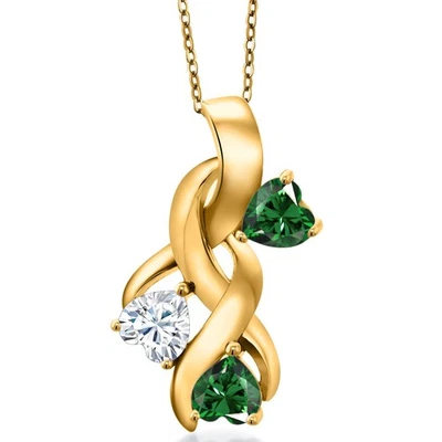 Colgante de moissanita blanca y nano esmeralda enchapado en oro amarillo de 18 quilates para Foto 1 de 4