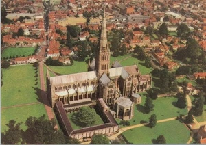 Salisbury Cathedral United Kingdom Continental Chrome Postcard - Picture 1 of 2
