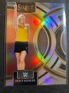 Stacy Keibler - 2024 WWE Select "Silver Premier Prizm" Wrestling Card #116 - Foto 1 di 2