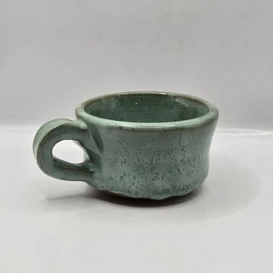 Taza de café verde de cerámica artística de estudio firmada hecha a mano de gres pesado de 2,5" H - Imagen 1 de 16