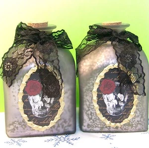 2er Set Neu Keramik Totenkopf mit Rosentrank Korken Gefäße Sammlerstück Geschenk - Bild 1 von 6
