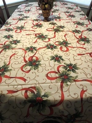Christmas Festive Corsage Tablecloth Ribbons Swirls Holly Berries 115” x 52” Ex - Imagem 1 de 3