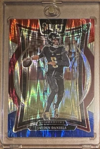 2024 Panini Select JAYDEN DANIELS Red & Blue Shock Prizm Rookie Card Commanders - Foto 1 di 2