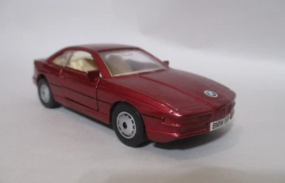 Neumáticos de goma diecast Maisto Pullback Motor BMW 850i escala 1:42 Foto 1 de 4