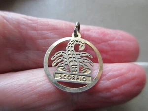 VINTAGE GOLD TONE RETRO SCORPIO SCORPION STAR SIGN FOB CHARM PENDANT BRACELET - Picture 1 of 2