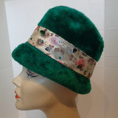 Sombrero de piel sintética vintage verde pila brocado adorno con joyas Austria 22 Foto 1 de 4