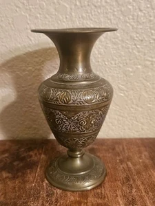 Antiguo jarrón urna de 6" con pedestal de latón indio de la década de 1940 con grabados pesados - Imagen 1 de 12