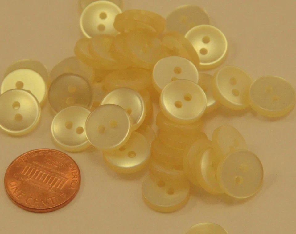 24 pequeños botones de plástico cóncavos perlados amarillo pálido casi 1/2" 12 mm # 6998 Foto 1 de 1