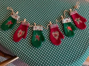 Primitive Mitten Garland - Picture 1 of 3