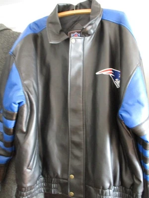 Jaqueta bombardeiro New England Patriots vegana couro sintético plissado GG nova sem etiquetas - Imagem 1 de 4