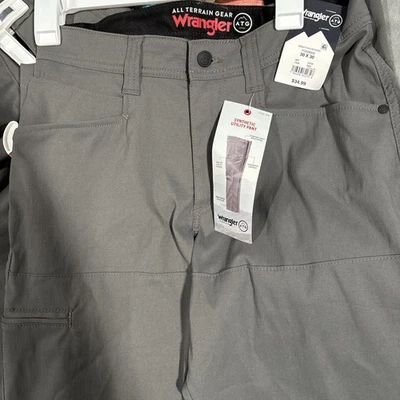 Pantalones utilitarios rectos sintéticos Wrangler ATG para hombre - sombra oscura 30x30 Foto 1 de 4