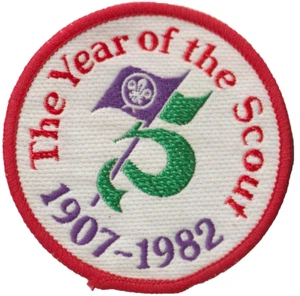 1907-1982 The year of the Scout Patch Red Bdr (AR2274) - Picture 1 of 1