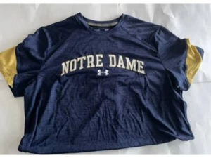 University of Notre Dame Under Armour Loose Fit Heat Gear Kurzarmhemd - - Bild 1 von 1
