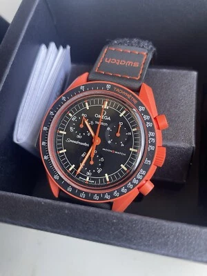 Omega X Swatch Moonwatch Mission On Earth: Lava Red Speedmaster Alaska Foto 1 de 4