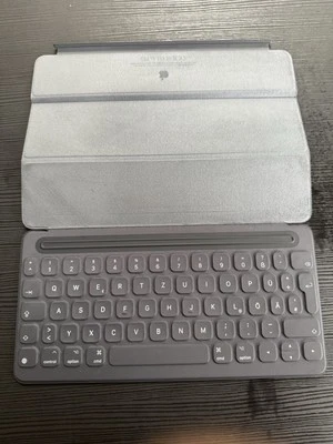 Apple Smart Keyboard 10,5" für iPad Pro 7, 8, 9, Air 3, QWERTZ, MX3L2D/A, A1829 - Bild 1 von 4