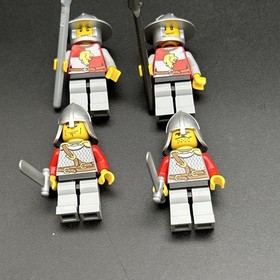 LEGO Castle Kingdoms Chess Lion Knight Minifigure w/ acces. (lot of 4pc)