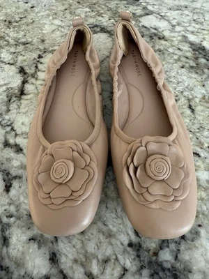 Pisos de ballet Taryn Rose de cuero beige con flores 3D talla 11 clásicos femeninos Foto 1 de 4