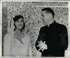 1965 Press Photo Luci Johnson Chats With Father Montgomery After a Private Mass