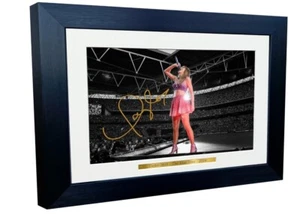 Kitbags & Lockers signed Taylor The Tour 2024 handsigniertes Foto Photogragh - Bild 1 von 4