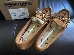 Minnetonka Men’s Thunderbird Animikii Softsole Brown Mocassin NWT/Box Size 8 - Picture 1 of 10